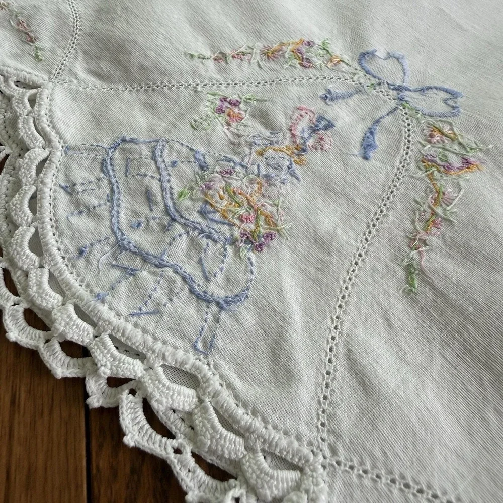Vtg Southern Belle Embroidered Girl Linen Table Runner Wedding Lace Edge 40x17